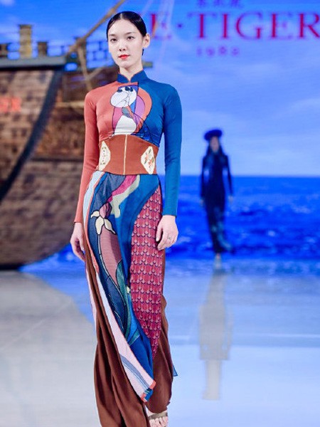 东北虎皮革2023春夏季红色长裙