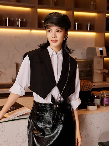 粉蓝女装2023春夏季黑色短裙