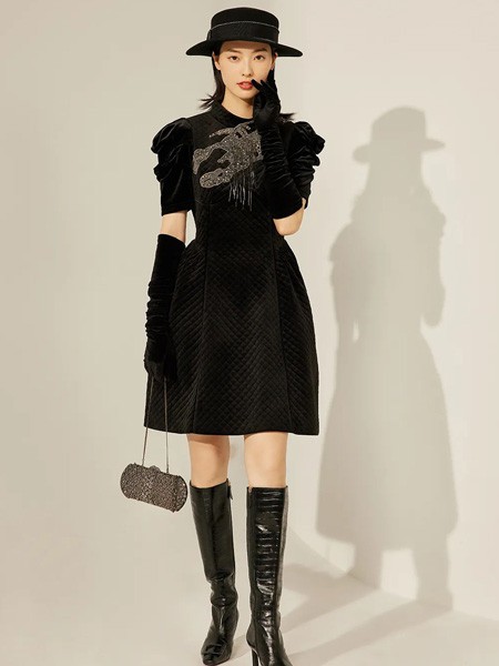 粉蓝女装2023春夏季黑色连衣裙