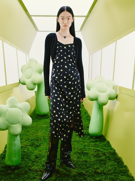 纳俪2023春夏季黑色连衣裙