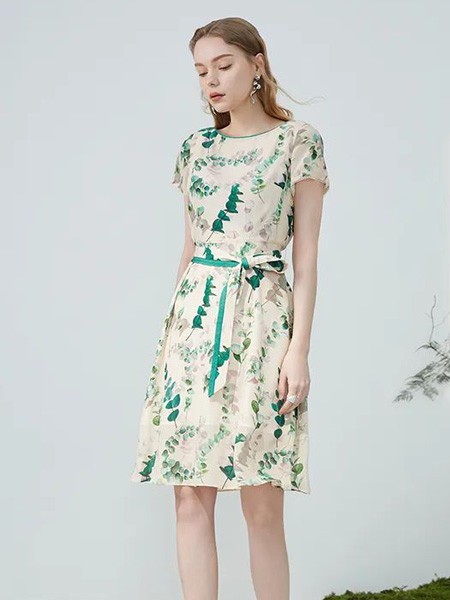 臣枫2023春夏季白色连衣裙