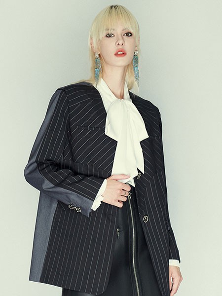 伊华欧秀女装2022秋冬季黑色西装