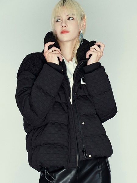 伊华欧秀女装2022秋冬季黑色棉服