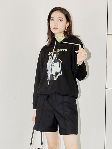 伊华欧秀女装2022秋冬季黑色短裤