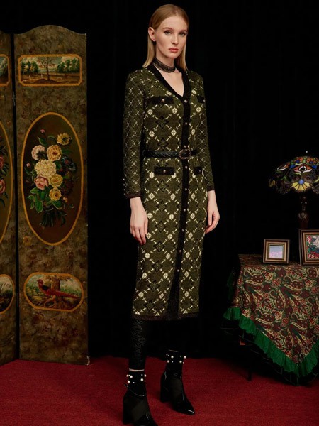 邓皓女装2023春夏季墨绿色连衣裙