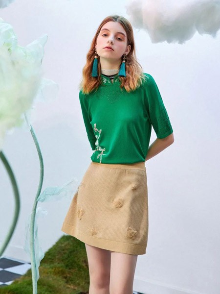 邓皓女装2023春夏季卡其色短裙