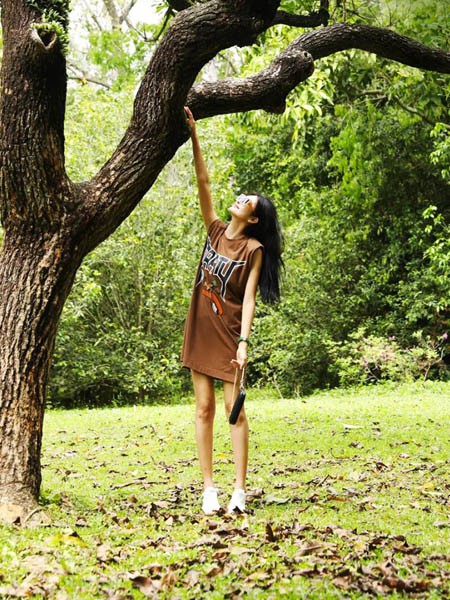 阁兰苏珊2023春夏季咖啡色连衣裙