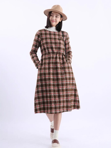 因为2022秋冬季咖啡色连衣裙