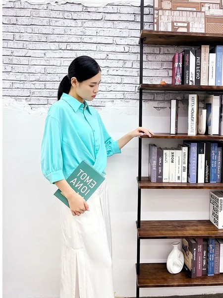 卡汶女装2023春夏季蓝色衬衫