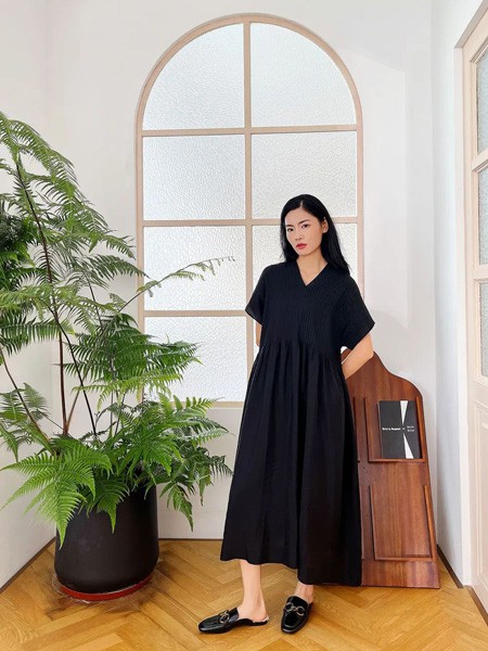 卡汶2023春夏季黑色连衣裙