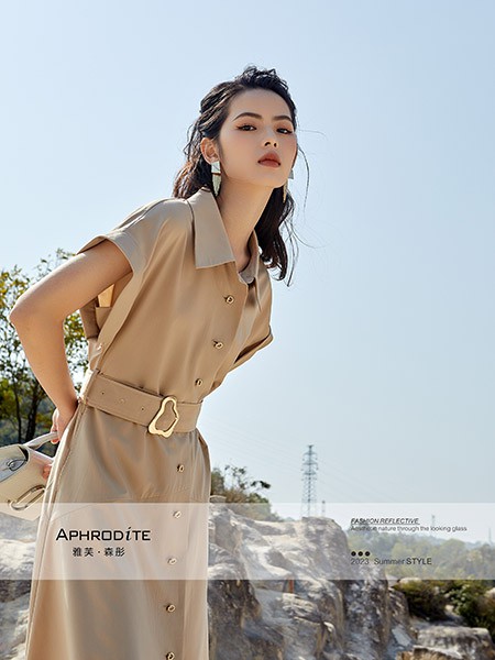 雅芙女装2023春夏季卡其色连衣裙