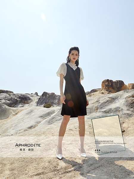 雅芙女装2023春夏季黑色背带裙