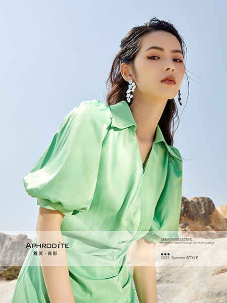 雅芙女装2023春夏季绿色衬衫裙