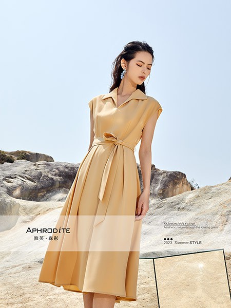 雅芙女装2023春夏季卡其色连衣裙