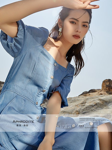 雅芙女装2023春夏季蓝色连衣裙