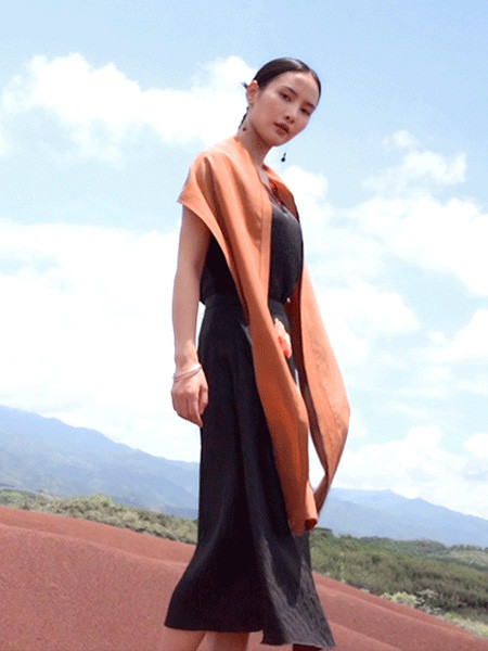 天意女装2022秋冬季黑色吊带裙