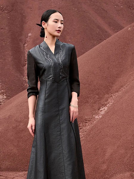 天意女装2022秋冬季黑色连衣裙
