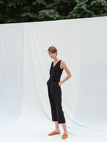 卡邦尼女装2023春夏季黑色连体裤