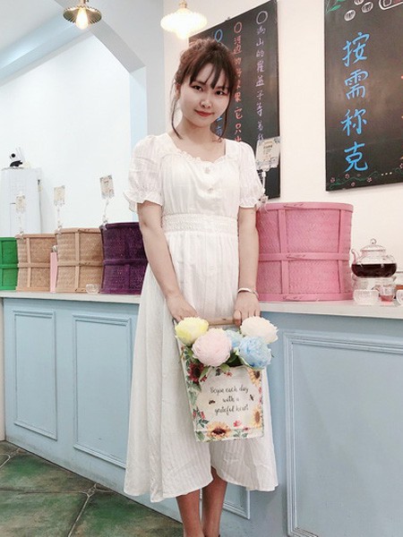 凡恩女装2023春夏季白色连衣裙