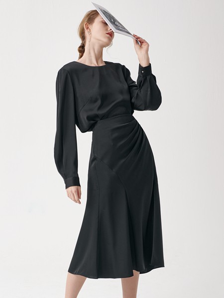 沙与沫2023春夏季黑色包臀裙