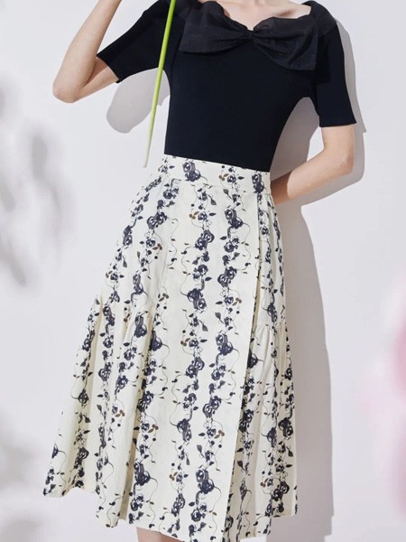 JUST&TH女装2023春夏季白色百褶裙