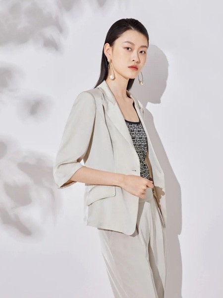 JUST&TH女装2023春夏季米色西装