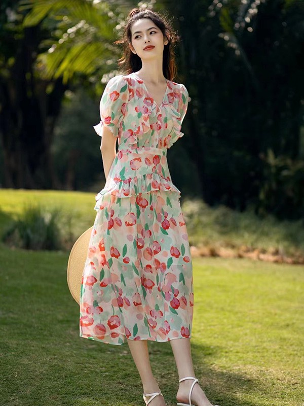 简诣2023春夏季米色连衣裙