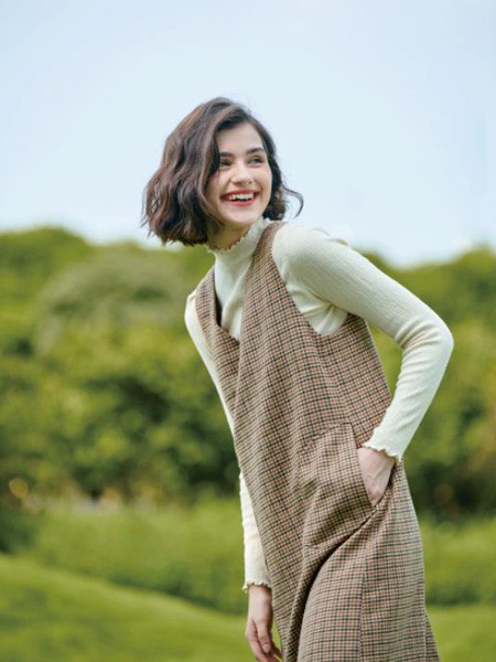 犁人坊女装2023春夏季白色针织衫