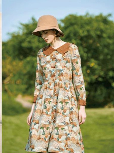 犁人坊女装2023春夏季米色连衣裙