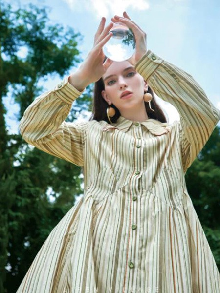 犁人坊女装2023春夏季米色衬衫裙