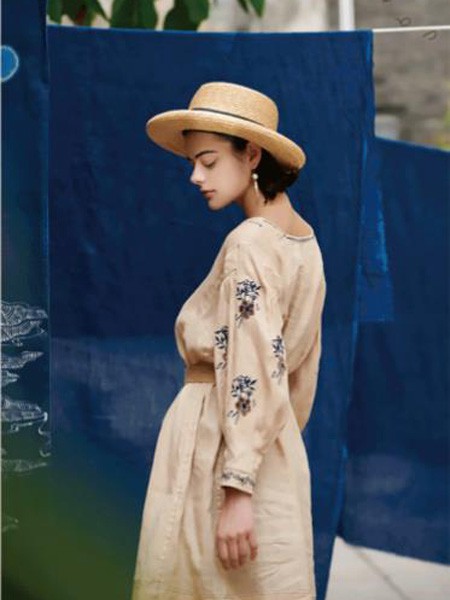 犁人坊女装2023春夏季卡其色长裙