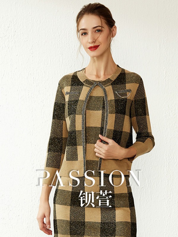 钡萱女装2022秋冬季卡其色连衣裙