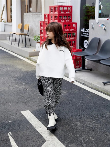 越也2022秋冬季白色外套