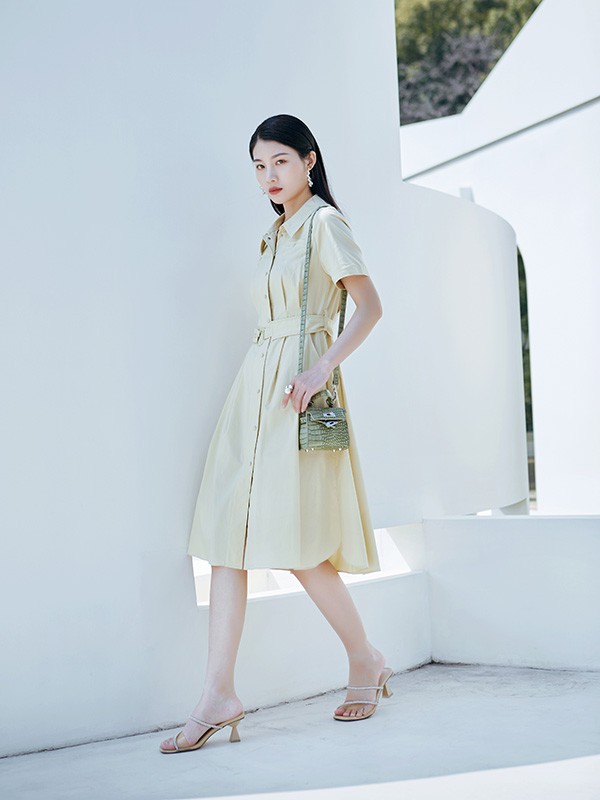 她谷2023春夏季米色连衣裙