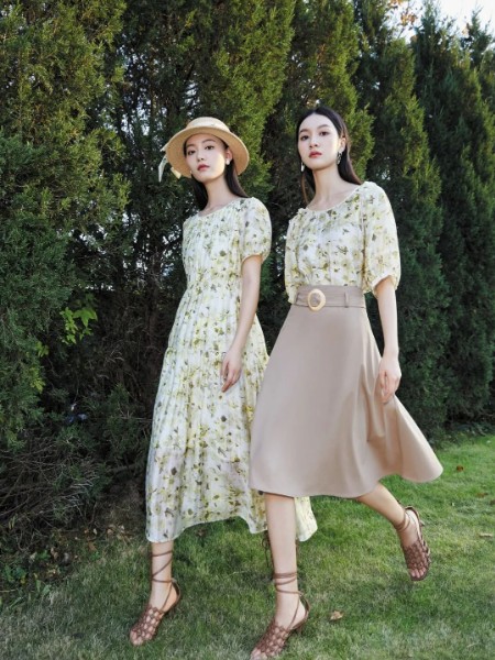 韩序女装2023春夏季杏色连衣裙