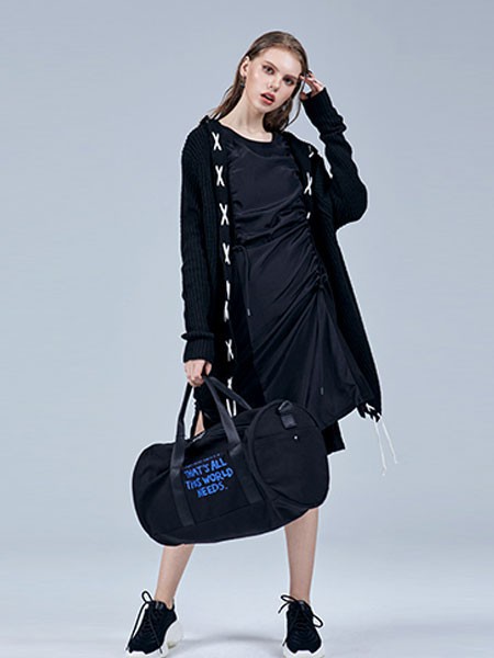 naturally女装2023春夏季黑色连衣裙