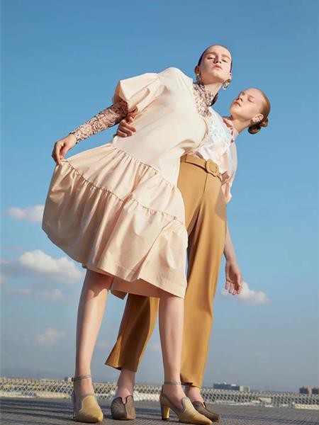 谜底女装2023春夏季米色连衣裙