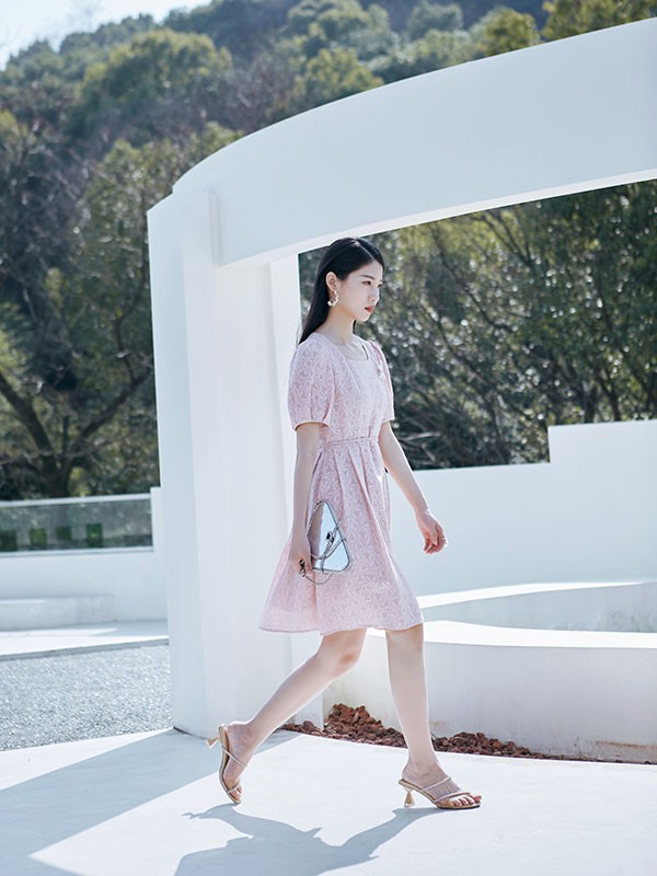 她谷女装2023春夏季粉色连衣裙