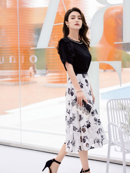 千百惠女装2023春夏季白色长裙