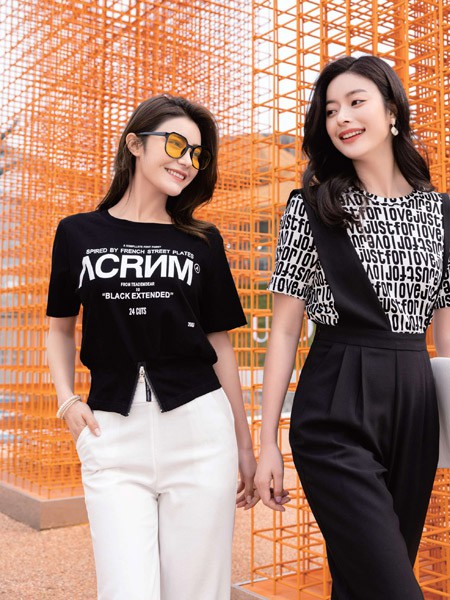 千百惠女装2023春夏季黑色T恤