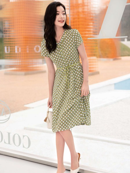 千百惠女装2023春夏季绿色连衣裙