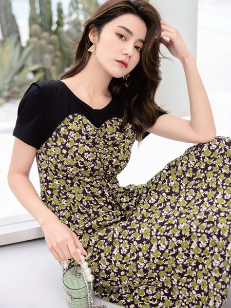 千百惠女装2023春夏季拼色连衣裙