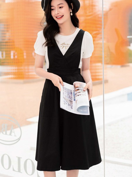 千百惠女装2023春夏季黑色背带裙