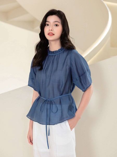 千百惠女装2023春夏季藏蓝色T恤