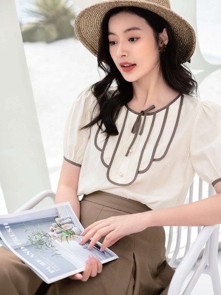 千百惠女装2023春夏季白色T恤