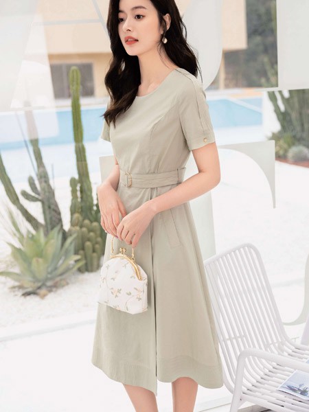 千百惠女装2023春夏季绿色连衣裙