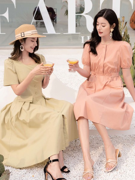 千百惠女装2023春夏季粉色连衣裙