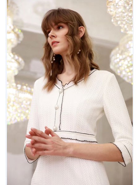 木帛2023春夏季白色连衣裙