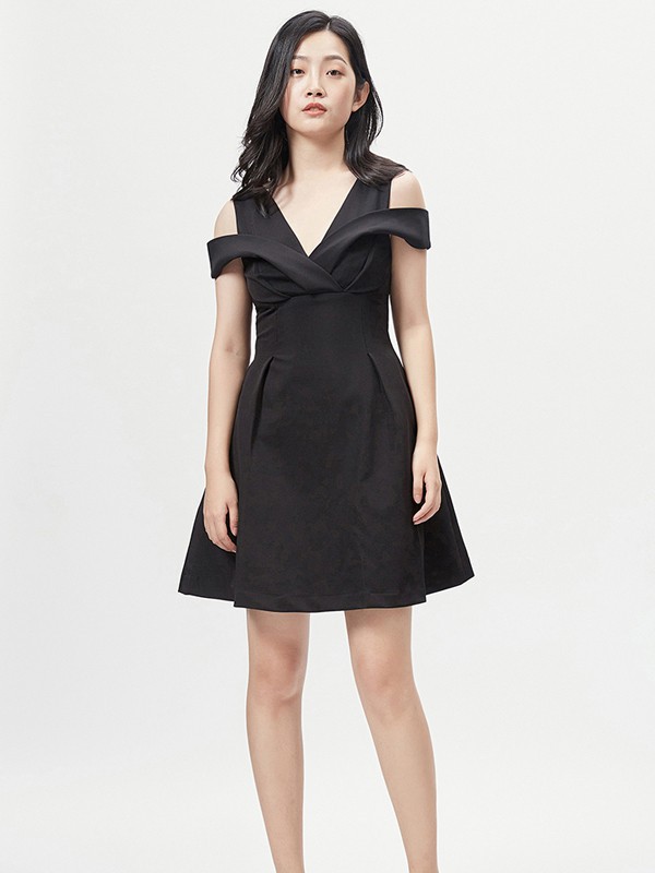 自由鸟女装2023春夏季黑色连衣裙