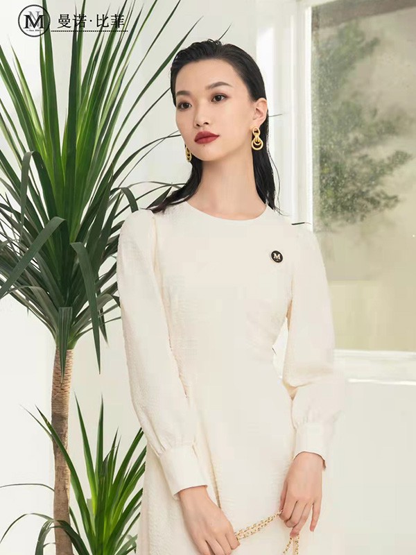 曼诺比菲女装2023春夏季白色连衣裙